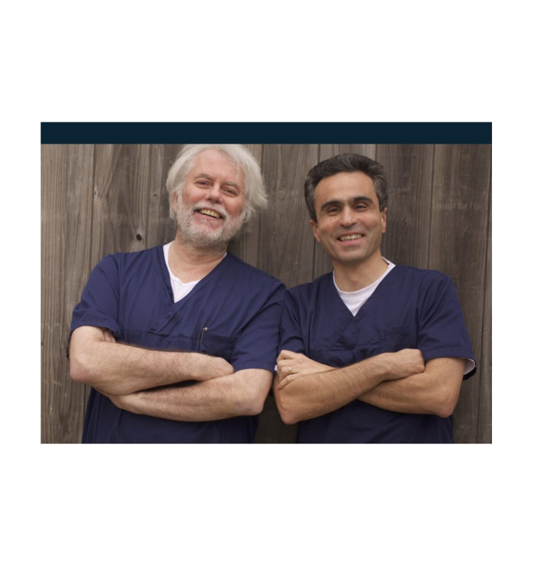 2 Ärzte lächeln in die Kamera