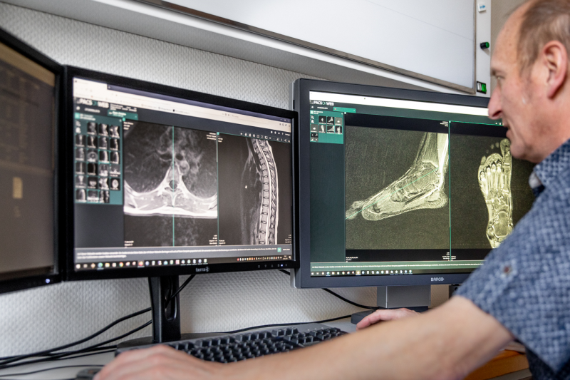 Auswertung radiologischer Bilder | Bildportal Arzt wertet radiologische Bilder aus