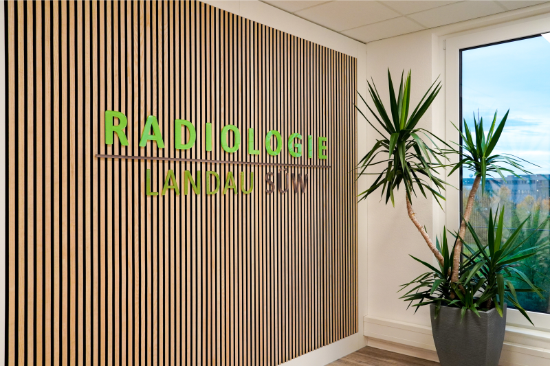 Standort Herxheim hölzerne Wand mit Schriftzug der Radiologie Landau SÜW
