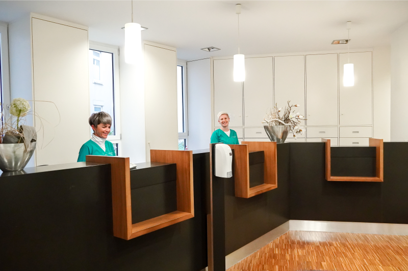 Terminvergabe | Telefonisch Empfang der Praxis mit zwei Mitarbeiterinnen