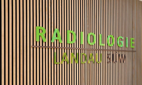 Aktuelle Meldungen | Radiologie Landau SÜW Schriftzug der Radiologie Landau an der Wand