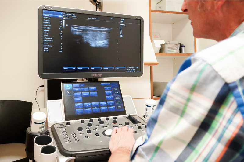 Sonograpiegerät Arzt vor Sonographiegerät führt Ultraschall durch