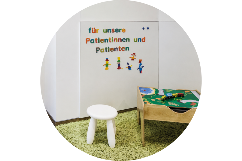 Kinderbereich im Warteraum der Praxis Aichach