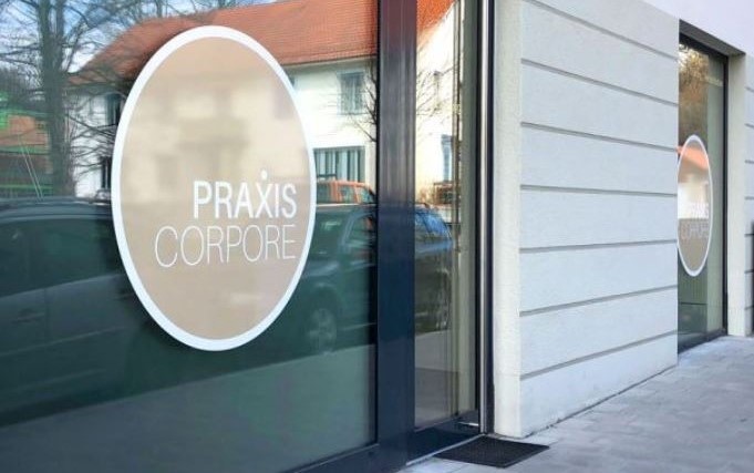 Eingang der Praxis mit Logo