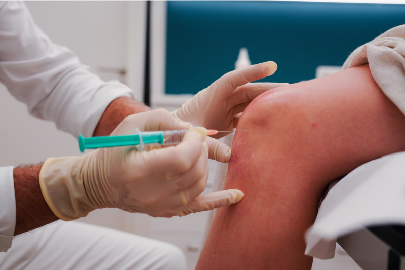 Patient bekommt eine Hyaluroninjektion