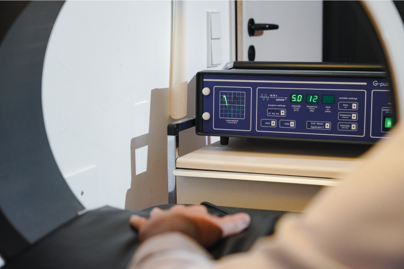 Patient während einer Magnetfeldtherapie mit Therapiegerät
