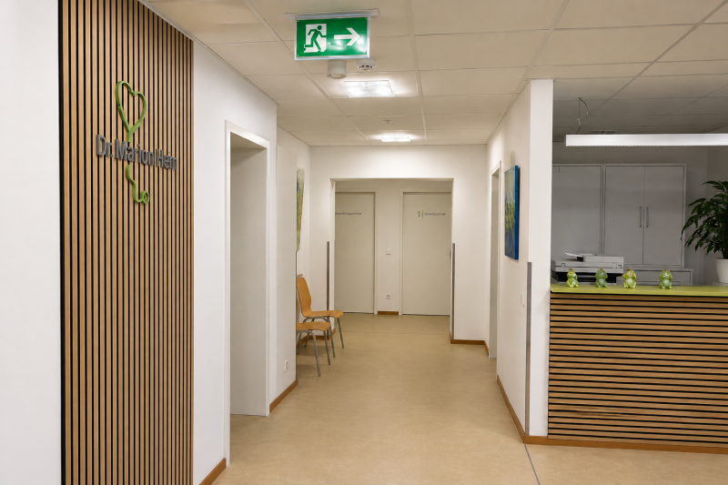 Empfangsbereich der Hausarztpraxis Dr. med. Marion Hein 