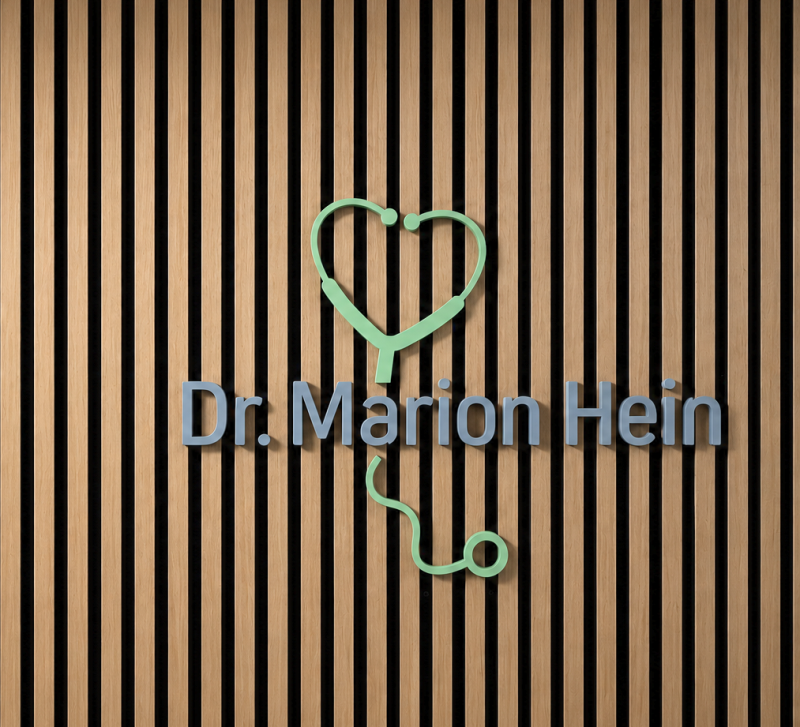 Wandpaneele mit grünem Logo Dr. med. Marion Hein