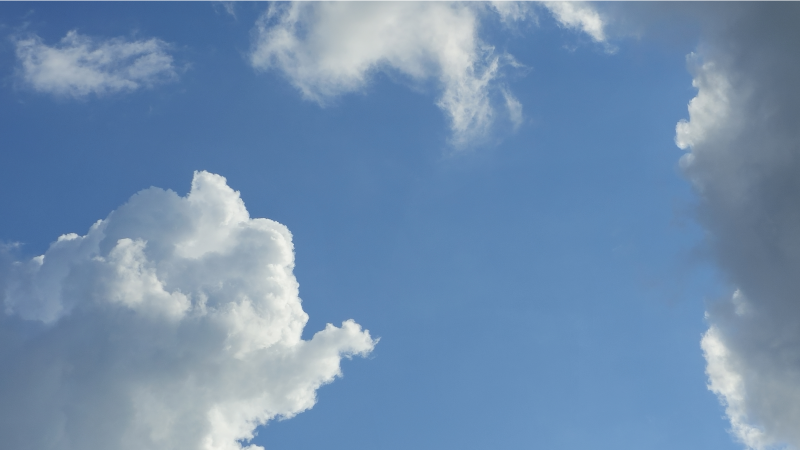 blauer Himmel mit Wolken