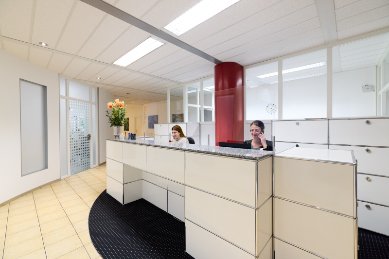 2 Mitarbeiterinnen am Empfang