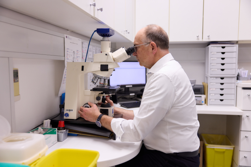 Arzt am Mikroskop