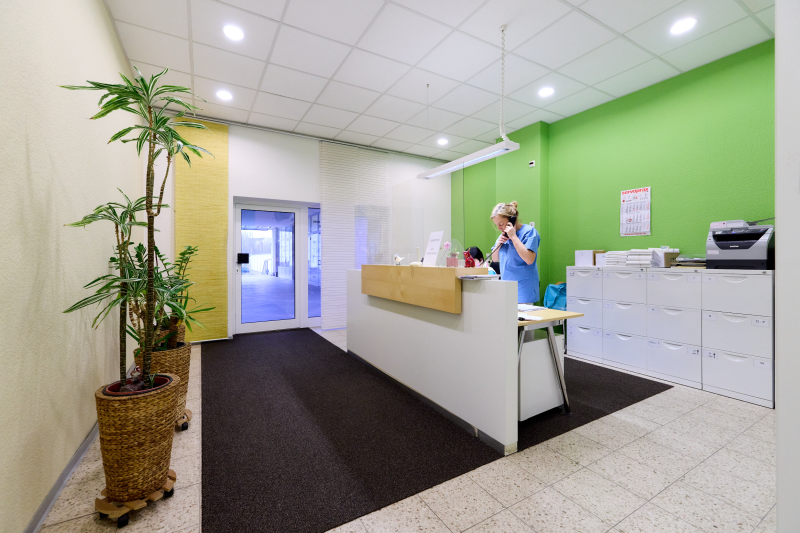Praxisempfang mit Mitarbeiterin am Telefon