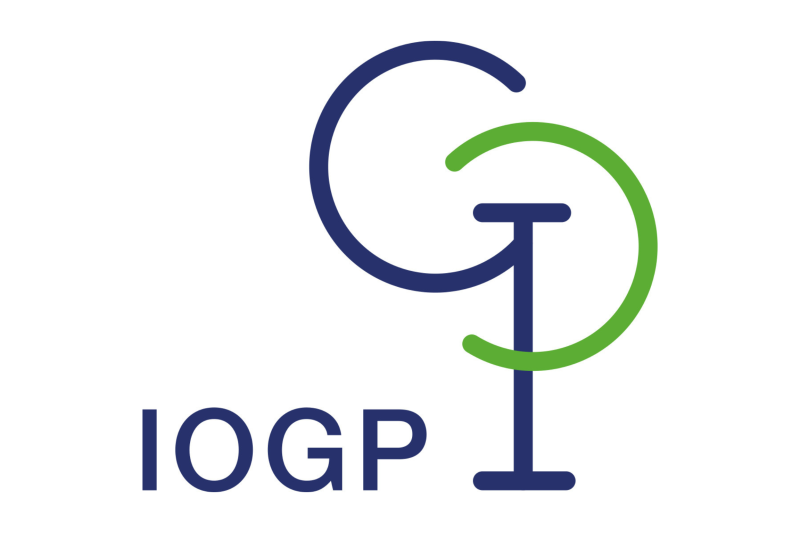 IOGP Logo Schriftzug IOGP und ineinander geschwungene dunkelblau, grüne Buchstaben