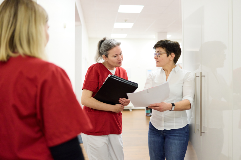 MFA und Ärztin unterhalten sich