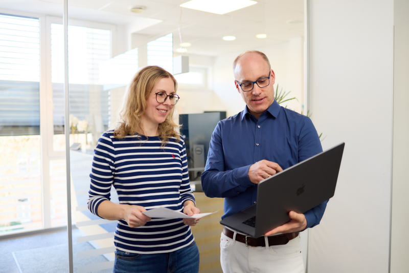 Ein Arzt & eine Ärztin im Gespräch