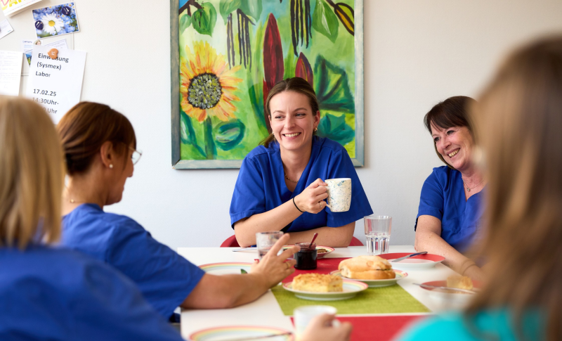 Das Team sitzt im Pausenraum