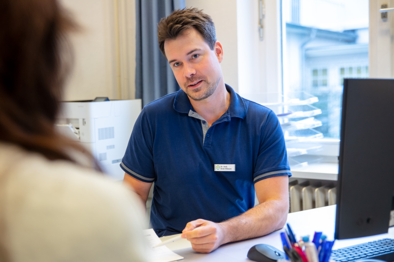 ein arzt der seinen Patienten berät 