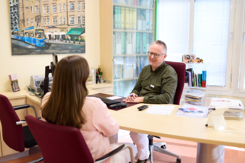 Arzt spricht mit Patientin