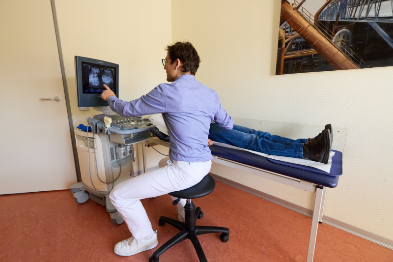 Arzt führt Sonografie durch