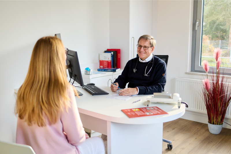Arzt führt ein Gespräch mit einer Patientin