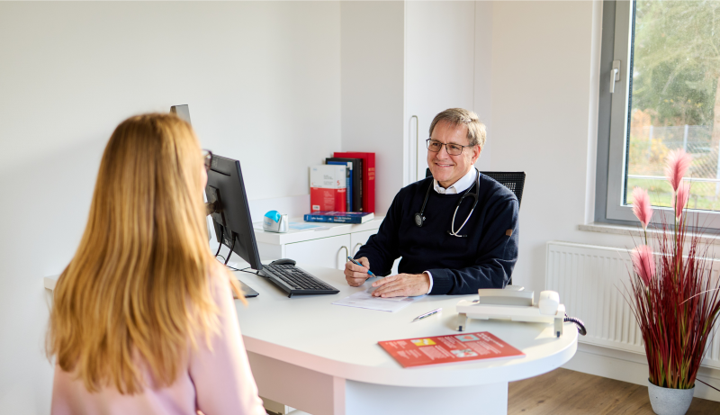 Arzt im Gespräch mit einer Patientin