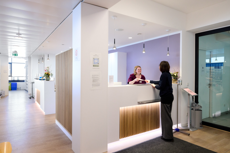 MFA gibt einer Patientin ihr Rezept