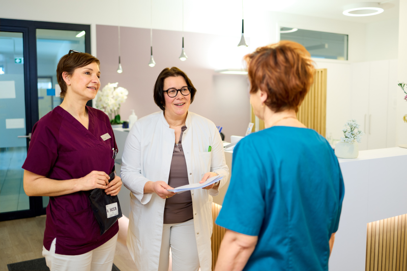 2 MFA unterhalten sich mit einer Ärztin