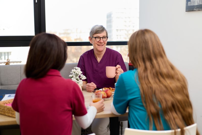 Team redet im Pausenraum