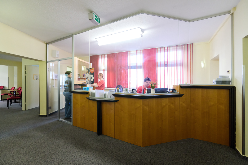 Mitarbeiter am Empfang