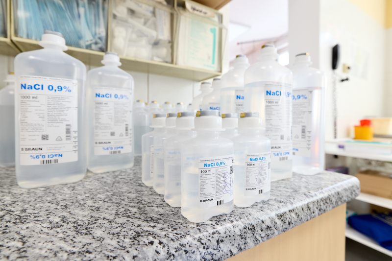 Viele Flaschen Kochsalzlösung auf einem Tisch