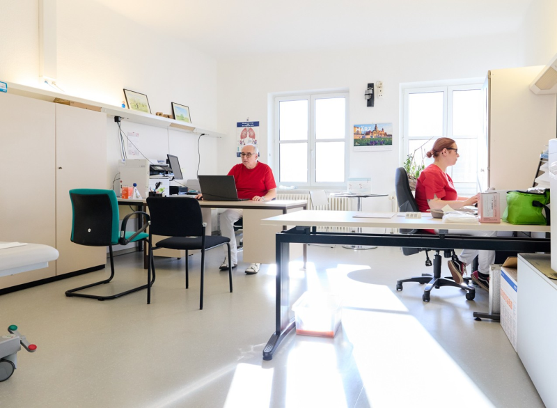 Zwei Ärzte arbeiten in einem Zimmer