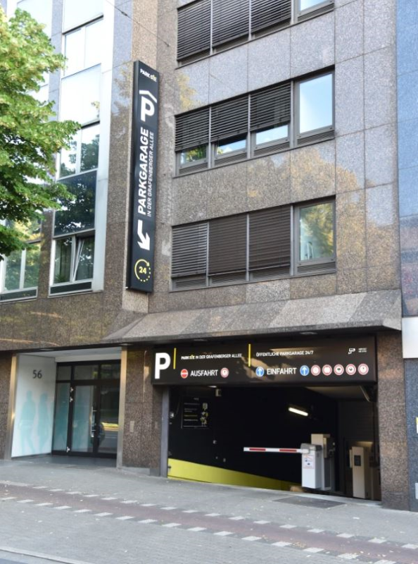 Praxisanfahrt durch Parkgarage Hausfront