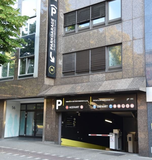 Hausfront mit Eingang zur Parkgarage