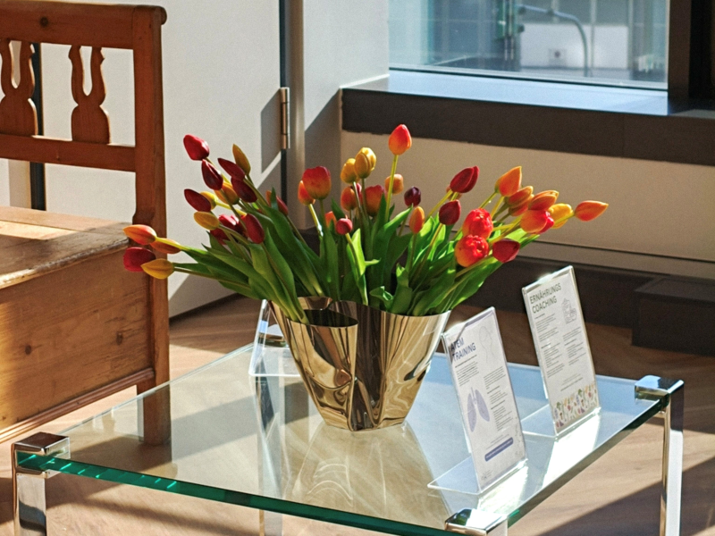 Wartbereich Tisch mit Tulpenvase