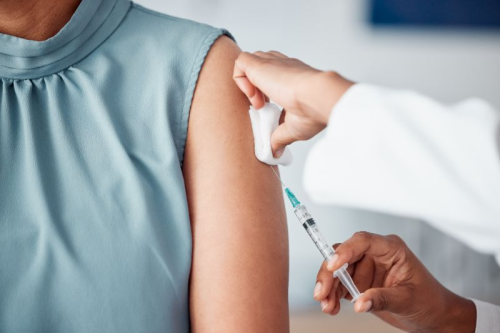 Aktuelles | Impfschutz Spritze wird in einem Arm gesetzt