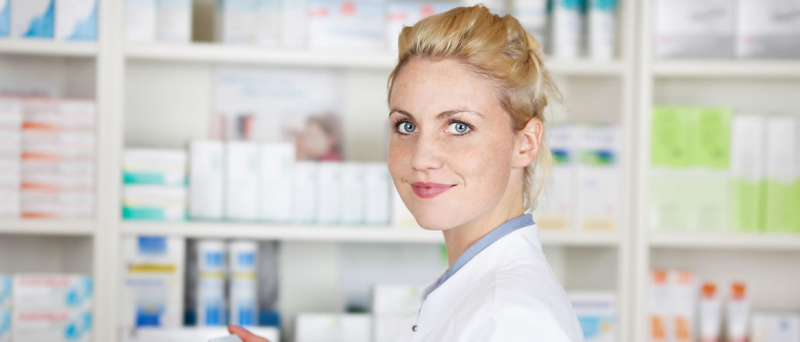 Apothekerin am Counter
