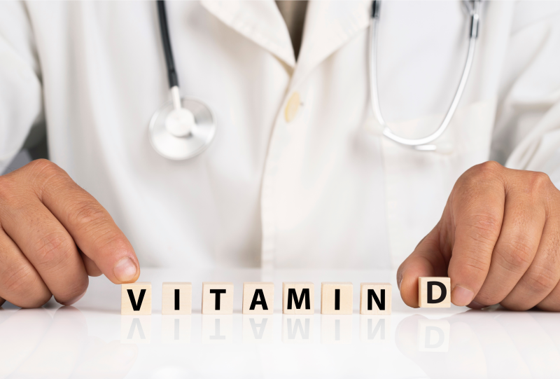 Holzbuchstaben die zusammen "Vitamin D" bilden