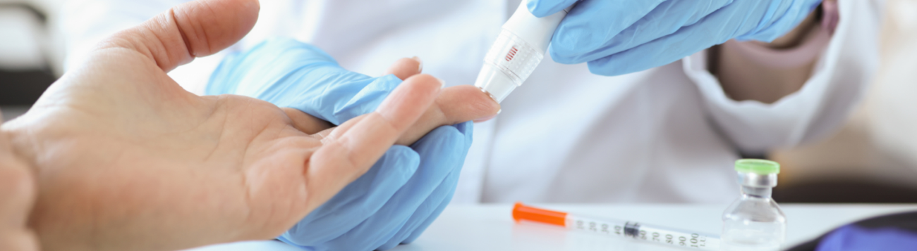 Blutzuckermessung Arzt misst den Blutzucker am Finger des Patienten