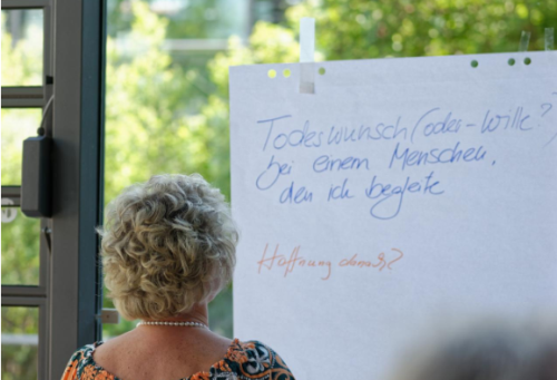 Selbstbestimmung Frau steht vor einem Plakat auf dem es um den Willen geht