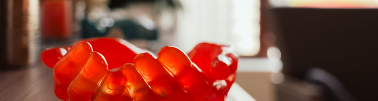 Ehrenamt rote Hände aus Kunststoff liegen nach oben geöffnet da