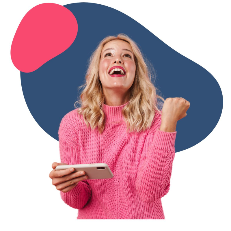 Patientin in einem pinken Pullover und mit einem Handy in der Hand ist am lachen 