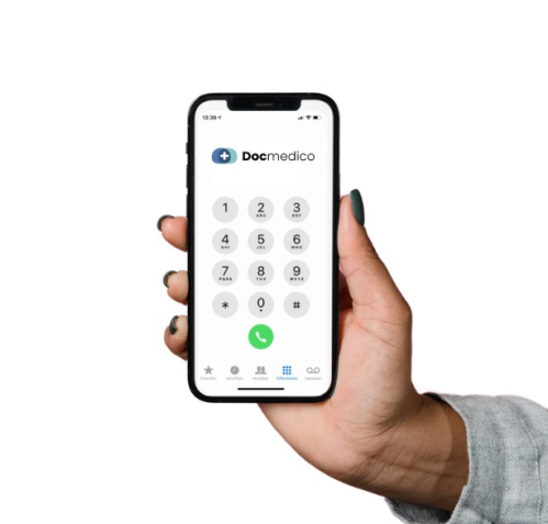 Eine Hand hält ein Handy, auf dessen Display die Anruferanzeige von Docmedico sichtbar ist