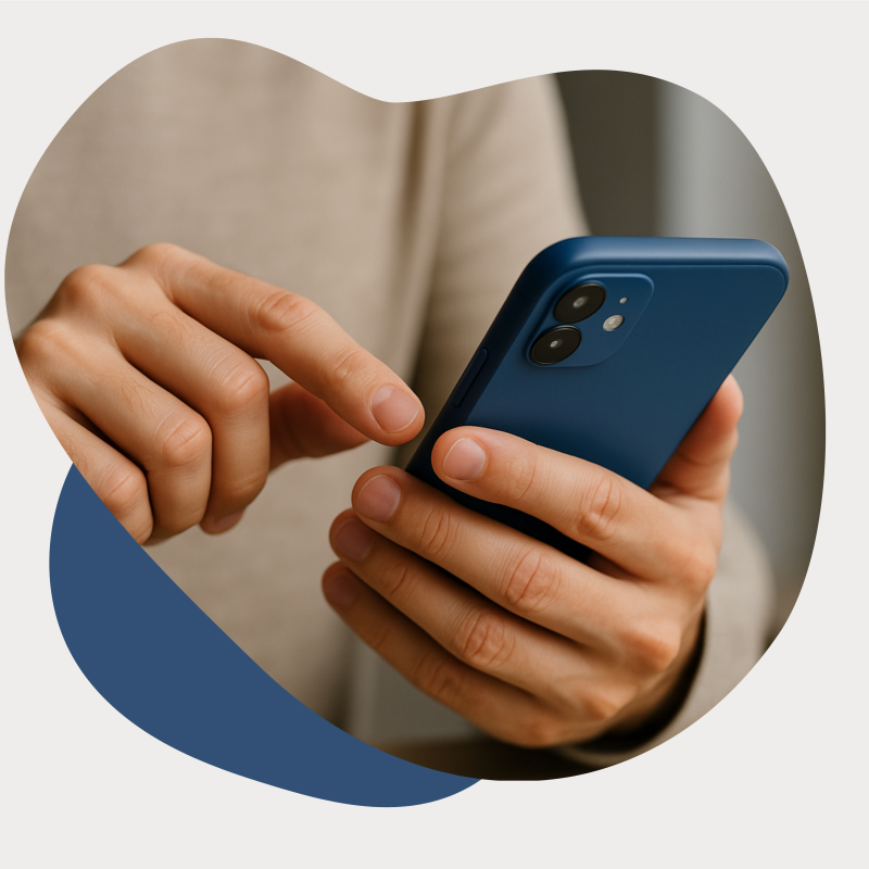 Person die ein Handy haltet und etwas auf dem Bildschirm tippt