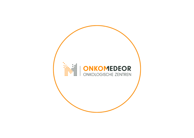 Weißes Logo mit orangener und schwarzer Schrift von Onkomedeor
