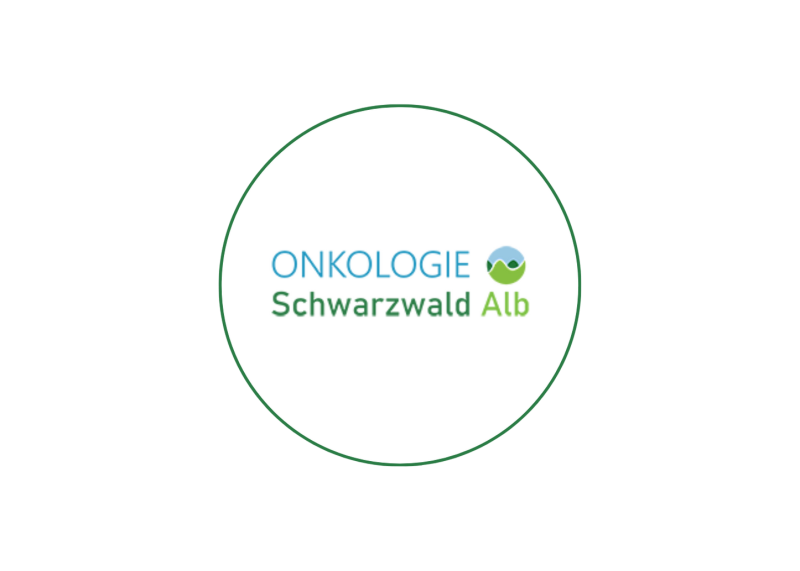 Weißes Logo mit blauer und grüner Schrift von der Onkologie Schwarzwald-Alb