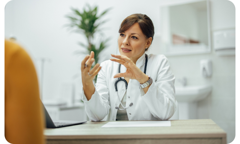 Online-Rezeption für die Onkologie Ärztin in einem weißen Kittel berät einen Patienten