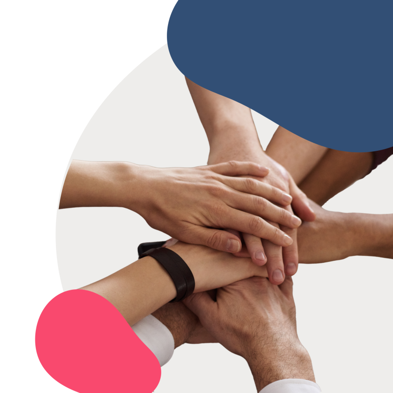 Personen halten ihre Hände übereinander 