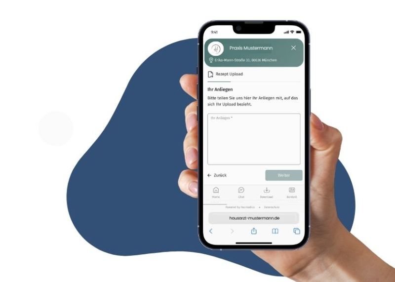 Hand hält ein Handy, das die mobile Ansicht der Online-Rezeption zeigt