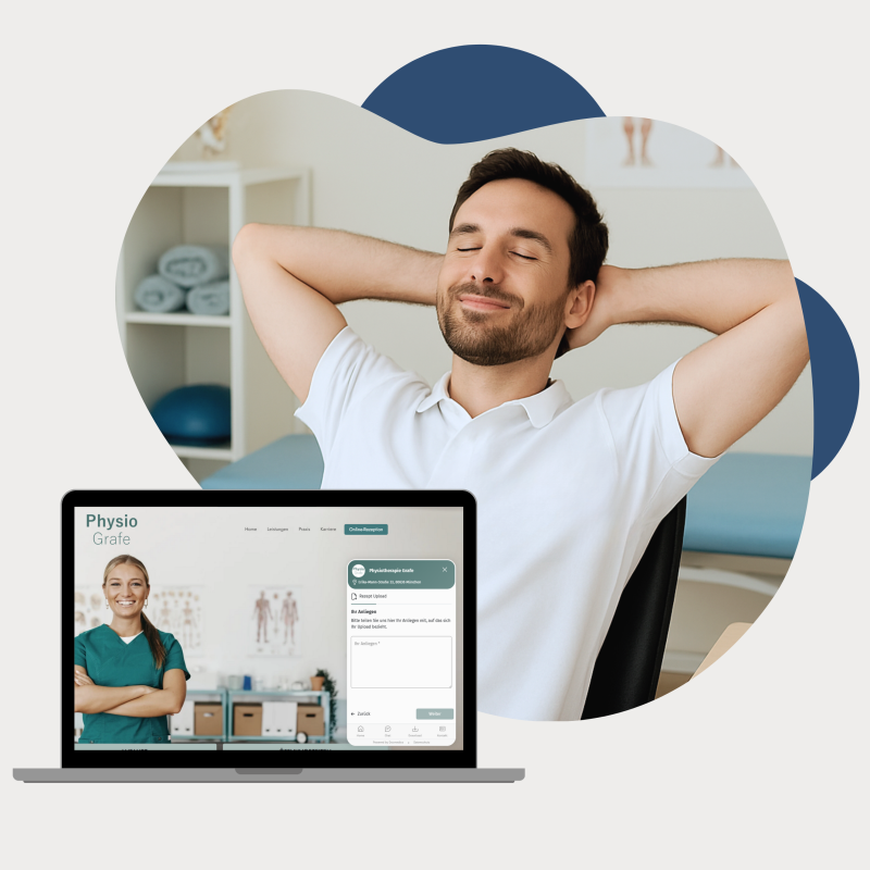 Mann, mit geschlossenen Augen, sitzt entspannt auf einem Stuhl. Laptop zeigt die Online-Rezeption.