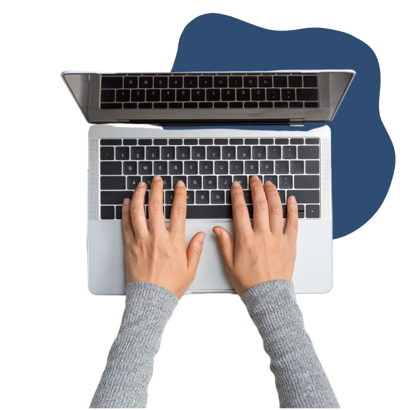 Zwei Hände tippen auf einer Laptop Tastatur